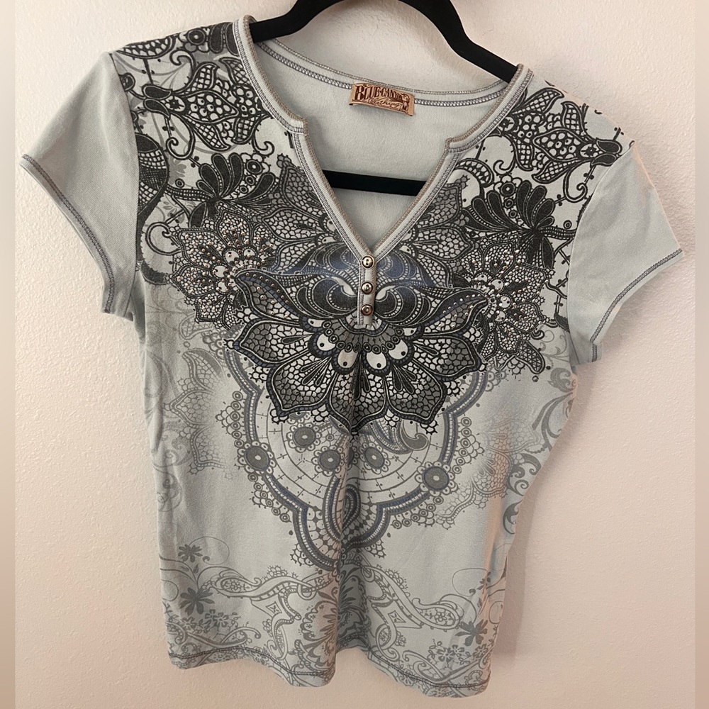 Blue Canyon Light Gray Graphic Short Sleeve Top